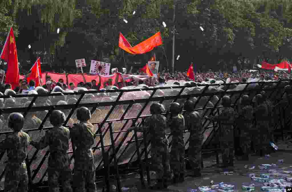 2012年9月16日，示威者在北京的日本大使馆前面举行抗议活动，穿着迷彩服，带着钢盔的人&ldquo;里一层，外三层&rdquo;列队保护使馆。