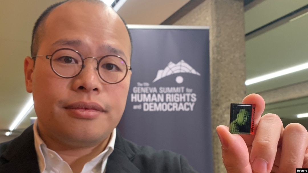 2025年2月17日，香港民主黨人士、傳媒大亨黎智英的兒子黎崇恩（Sebastien Lai）在出席瑞士舉行的第17屆日內瓦人權與民主高峰會前手持印有其父親肖像的別針。