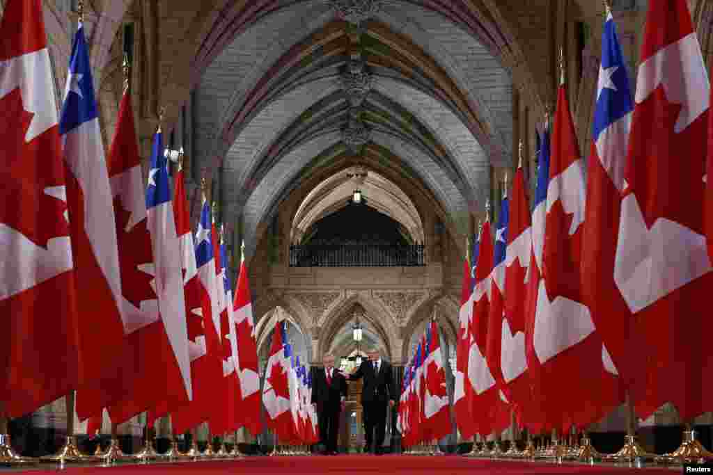 PM Kanada Stephen Harper (kanan) mendampingi Presiden Chile Sebastian Pinera di "Hall of Honor, Parliament Hill" di Ottawa.