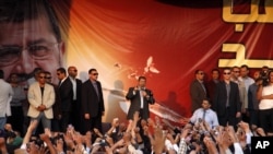 Presiden Mesir Mohammed Morsi tampil di hadapan pendukungnya di halaman Istana Presiden di Kairo, Jumat (23/11).
