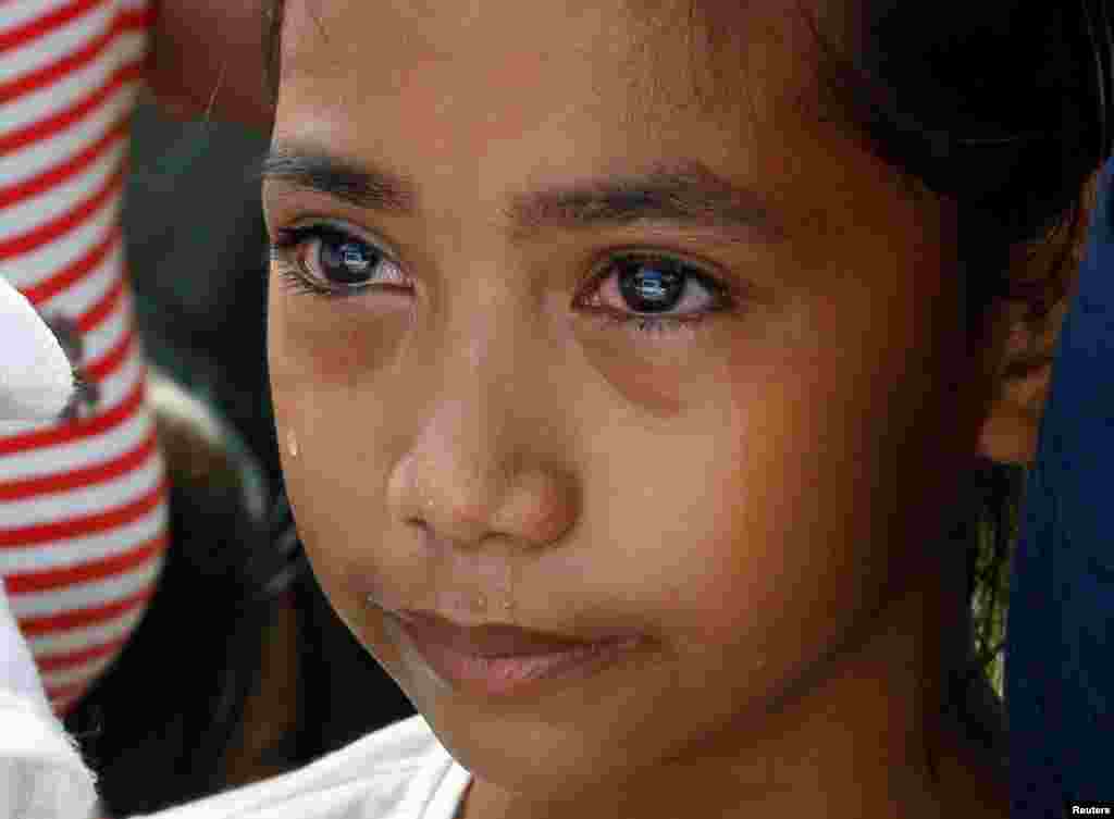 Anak perempuan bernama Lovely Batiancila menangis saat pemakaman ayahnya, Vicente, salah seorang korban geng nerkoba di Navotas, Metro Manila, Filipina.