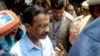 Arvind Kejriwal (kiri), Menteri Utama New Delhi sekaligus tokoh oposisi India, menunjukkan jarinya setelah menggunakan hak pilihnya dalam pemilu India di sebuah TPS di New Delhi pada 25 Mei 2024. (Foto: AFP)