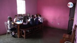 Una escuela en casa: docente convierte su sala en aula para paliar las fallas en la educación