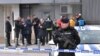 一位黑山共和国的警官守卫在美国驻波德戈里察使馆门口。（2018年2月22日）