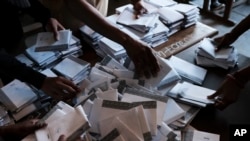 Décompte des voix à l'issue du vote à Antananarivo, Madagascar, le 7 novembre 2018.