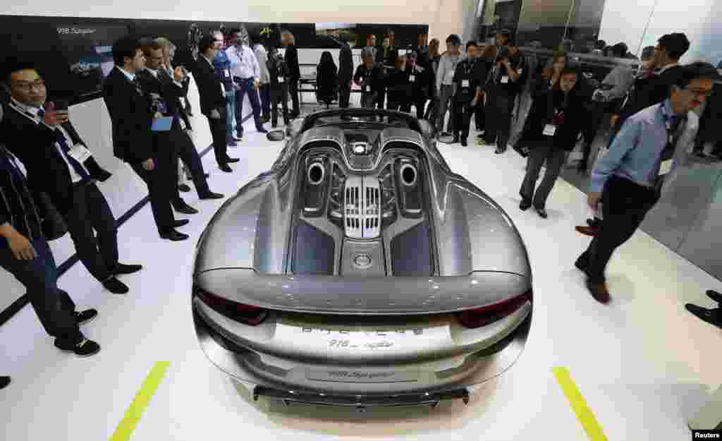 Porsche memamerkan produk barunya, Porsche 918 Spider, pada pameran mobil atau Auto Show di kota Los Angeles, California, AS.