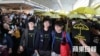 學聯成員日前在香港機場被告知回鄉證被註銷 (蘋果日報視頻截圖)