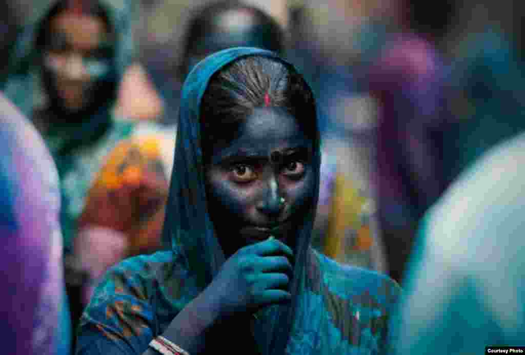 Md. Khalid Rayhan Shawon dari Bangladesh meraih peringkat ketujuh lewat fotonya 'Shy Woman in Holi Festival'.