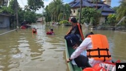 Thai rescuers offer food to flood affected people in Narathiwat province, southern Thailand, Dec. 3, 2024. 