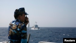 2014年5月15日，越南海岸警卫队军官在南中国海监视一艘中国船。