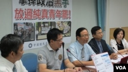 台湾执政党国民党立法院党团召开记者会指责民进党操弄学生