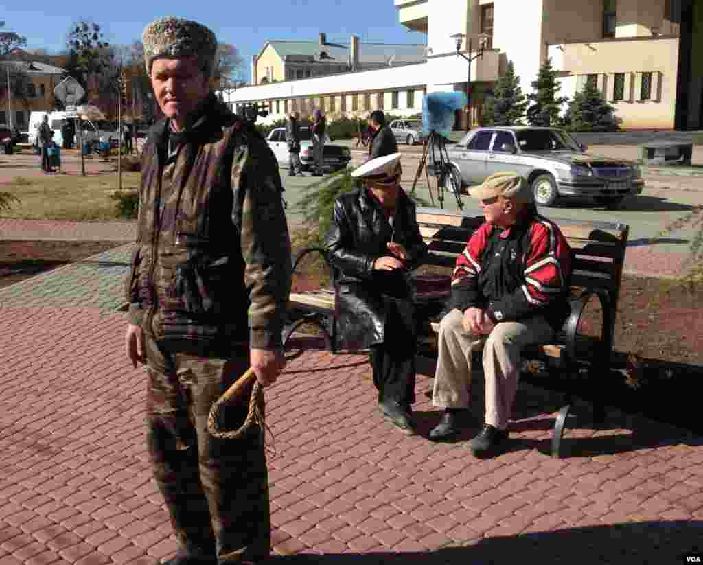 Seorang pria Krimea dengan cambuk sebagai aksi solidaritas pro-Rusia di ibukota wilayah itu, Simferopol (3/3). (VOA/Elizabeth Arrott)