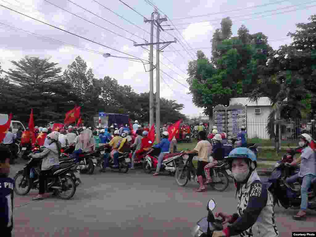 Para demonstran berkumpul di Taman Industrial Amata, kota Bien Hoa, provinsi Dong Nai, Vietnam.