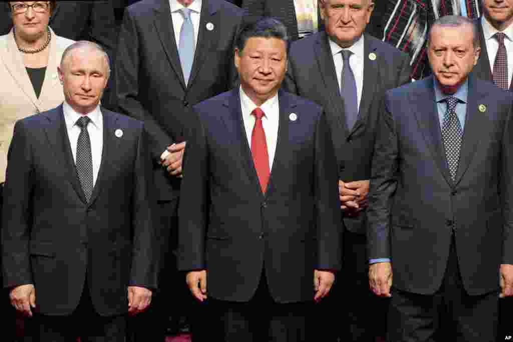中国主席习近平,俄罗斯总统普京,土耳其总统埃尔多安等各国领导人在北京的 “一带一路”国际合作高峰论坛开幕式前合影(2017年5月14日)。 29个国家的领导人在北京出席。这次会议旨在重开古老的丝绸之路,以此促进全球发展,扩大亚洲、非洲和欧洲的联系。