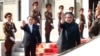 朝鲜领导人金正恩在第二次朝韩峰会后向韩国总统文在寅挥手道别