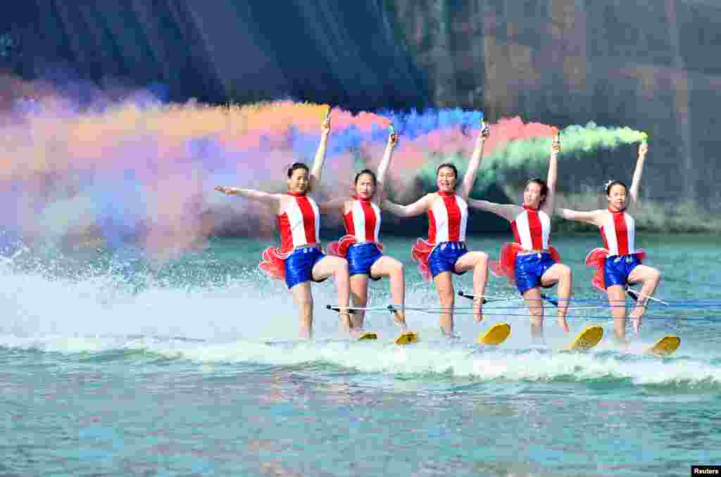 Para perempuan tampil menghibur turis di sebuah resor wisata di Chenzhou, Hunan, China.
