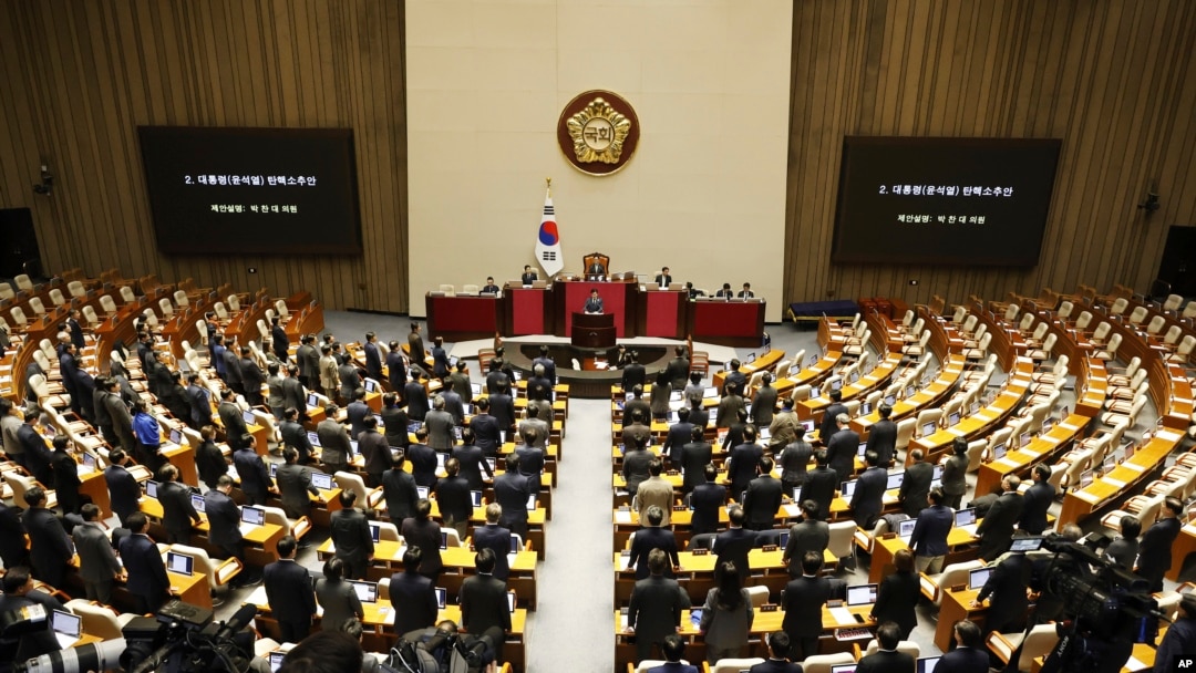 南韓國會週六針對第一夫人金建希的特檢法案與尹錫悅彈劾案進行表決,在執政黨國民力量黨議員在對金建希的特檢法案進行表決投票後就離開國會議事廳,並缺席尹錫悅彈劾案表決。 (美聯社:2024年12月7日)