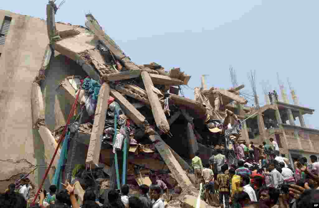 Regu penolong mencari korban yang selamat pasca ambruknya gedung berlantai delapan di Savar, Bangladesh, 24 April 2013. Di lokasi tersebut terdapat beberapa pabrik garmen.