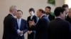 2018年6月3日，美国商务部长威尔伯·罗斯和中国国务院副总理刘鹤在北京钓鱼台国宾馆出席会议之后交谈。