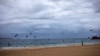 Un hombre mira la playa de La Empacadora en Cabo San Lucas, mientras el huracán Lorena se agita cerca del extremo sur de la península de Baja California en México el viernes por la tarde.