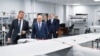 Presidenti rus Vladimir Putin duke vizituar një fabrikë për prodhimin e dronëve