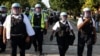 Policajci dolaze da obezbeđuju propalestinski protest u blizini Junajted centra gde se održava Demokratska nacionalna konvencije u Čikagu, 19. avgusta 2024. 