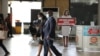 Des personnes portant des masques faciaux marchent à l'intérieur de l'aéroport international Nnamdi Azikiwe, le jour de sa réouverture pour les opérations aériennes nationales, à la suite de l'épidémie de COVID-19, à Abuja, au Nigéria, le 8 juillet 2020. REUTERS / Afolabi Sotunde