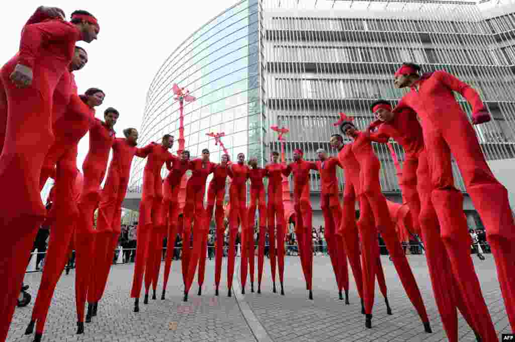 Kelompok kesenian Perancis berkumpul sebelum memainkan pertunjukan 'Les Girafes' (Jerapah), sebuah pertunjukan panggung-berjalan, di Roppongi Hills, Tokyo, Jepang.
