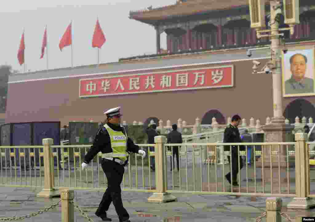 2013年10月28日天安门汽车起火撞击案发生后，警察在天安门前清理现场，有警察走过