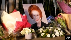Karangan bunga diletakkan di luar rumah mantan PM Inggris Margaret Thatcher di Belgravia, London (8/4). Thatcher meninggal dunia hari ini dalam usia 87 tahun. 