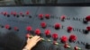 一名美国女子在纽约911纪念园地为她在2001年911恐袭中丧生的男友献上鲜花。（2019年9月9日）