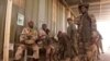 Des soldats tchadiens attendent d'embarquer dans un avion à N'Djamena, au Tchad, 24 janvier 2013.