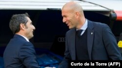 Echange de poignet de mains entre Zinedine Zidane et Ernesto valverde, le 23 décembre 2017.