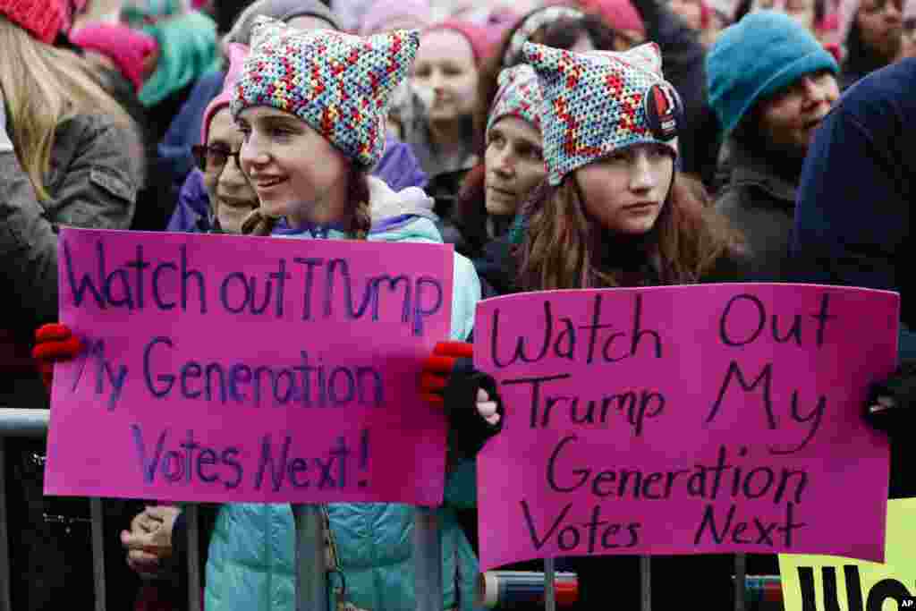 Para demonstran dalam protes massal Women's March di Washington, D.C. (21/1). (AP/John Minchillo)
