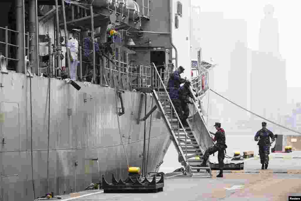 美国 “安提坦号”(USS Antietam)导弹巡洋舰在香港维多利亚港停靠时,水兵布置梯子,“安提坦号”即将前往菲律宾(2013年11月12日)。
