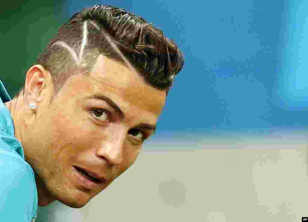 Cristiano Ronaldo dalam sesi latihan sebelum pertandingan Piala Dunia 2014 melawan AS di Manaus (21/6). (Reuters/Siphiwe Sibeko)
