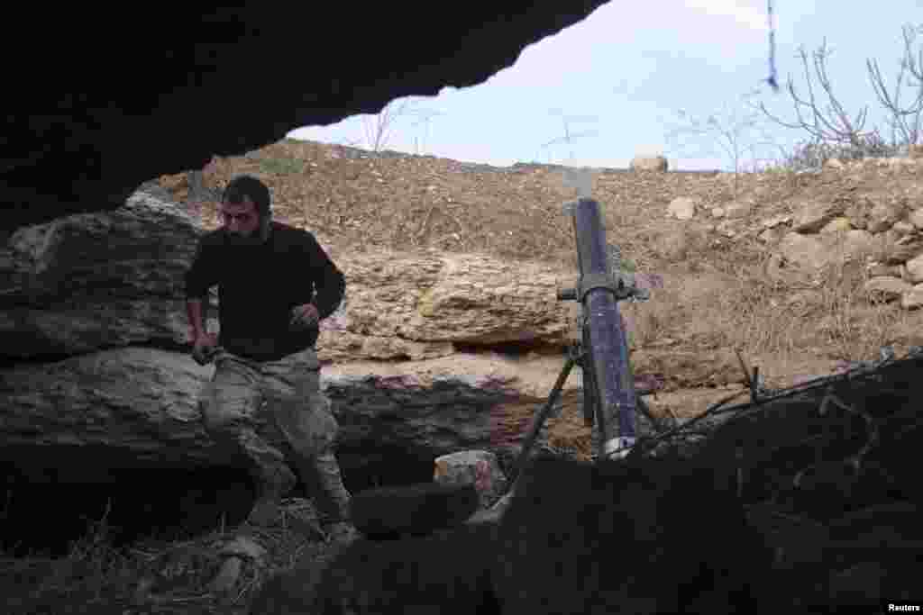 Seorang anggota Laskar Suriah Bebas berlari setelah meluncurkan mortir ke arah pasukan setia Presiden Suriah Bashar al-Assad yang berkemah di lembah Al-Dayf dan Al-hamdeh, di Idlib, 11 Januari 2014.