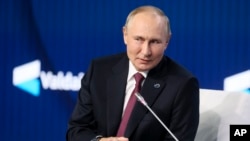 El presidente ruso, Vladimir Putin, habla en la sesión plenaria de la 19a reunión anual del Club Valdai de Debate Internacional, en las afueras de Moscú, Rusia, el 27 de octubre de 2022