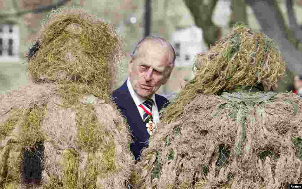 Pangeran Philip, yang bergelar Duke of Edinburgh, berbicara dengan anggota-anggota regu tembak Batalion Ketiga Resimen Militer Kanada di Queen's Park di Provinsi British Colombia.