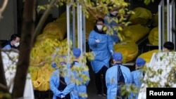 資料照：上海一個殯葬館的工作人員與停屍房內的屍體。(2023年1月4日)