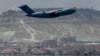 美国空军的一架飞机从喀布尔机场起飞。(2021年8月30日)