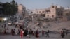 Warga Palestina yang mengungsi akibat serangan udara dan darat Israel di Jalur Gaza melarikan diri dari sebagian Khan Younis, menyusul perintah evakuasi, Senin, 1 Juli 2024. (Photo/ Jehad Alshrafi)