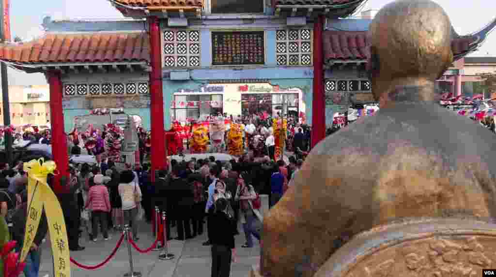 舞狮队在铜像前的街道欢送马英九车队(美国之音国符拍摄)
