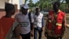 Au centre, Ayah Ayah Abiné, venu remettre les dons aux déplacés à Mbanga, Cameroun, le 22 avril 2018. (VOA/Emmanuel Jules Ntap)