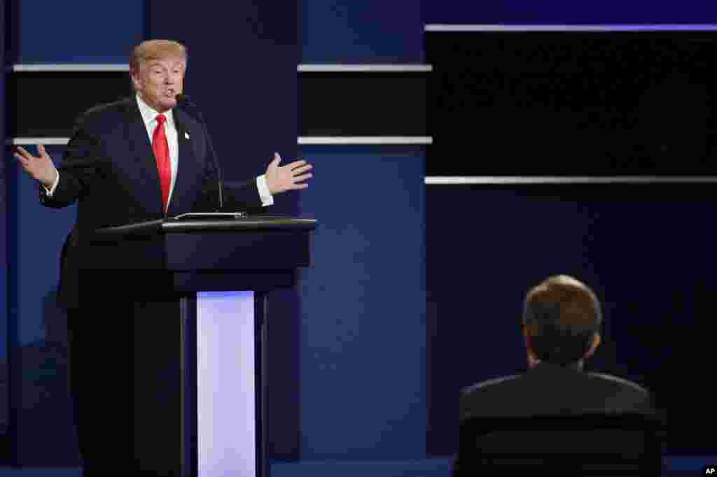 Donald Trump menjawab pertanyaan dalam debat kepresidenan ketiga di UNLV, Las Vegas, 19 Oktober 2016. (AP/John Locher)