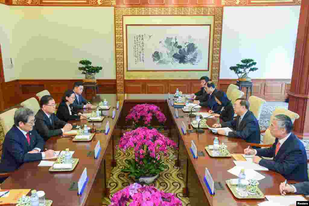 中国国务委员杨洁篪等人在北京钓鱼台国宾馆同到访的韩国国家安保室长郑义溶（左二）和韩国驻华大使卢英敏会谈，墙上有一幅水墨荷花图（2018年3月12日）。