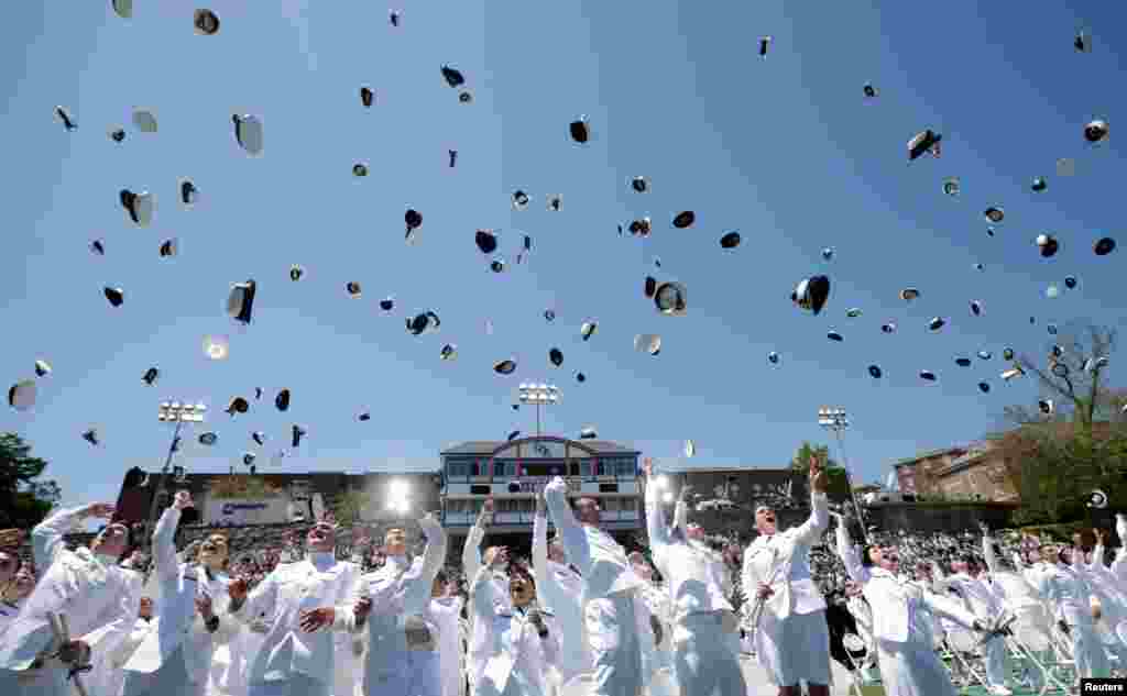 Para wisudawan melemparkan topinya pada acara wisuda Akademi Penjaga Pantai AS di New London, negara bagian Connecticut.