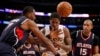 Ed Levis des Lakers face à Elton Brand des Hawks d'Atlanta à Los Angeles, Californie, le 15 mars 2015. 