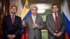 El nuevo canciller venezolano, Carlos Rafael Faría Tortosa (izq), cuando fungía como embajador de Venezuela ante Rusia, durante una conferencia de prensa en Moscú junto a los ministros de agricultura, Wilmar Castro, y Finanzas, Simón Zerpa, el 15 de noviembre de 2017.