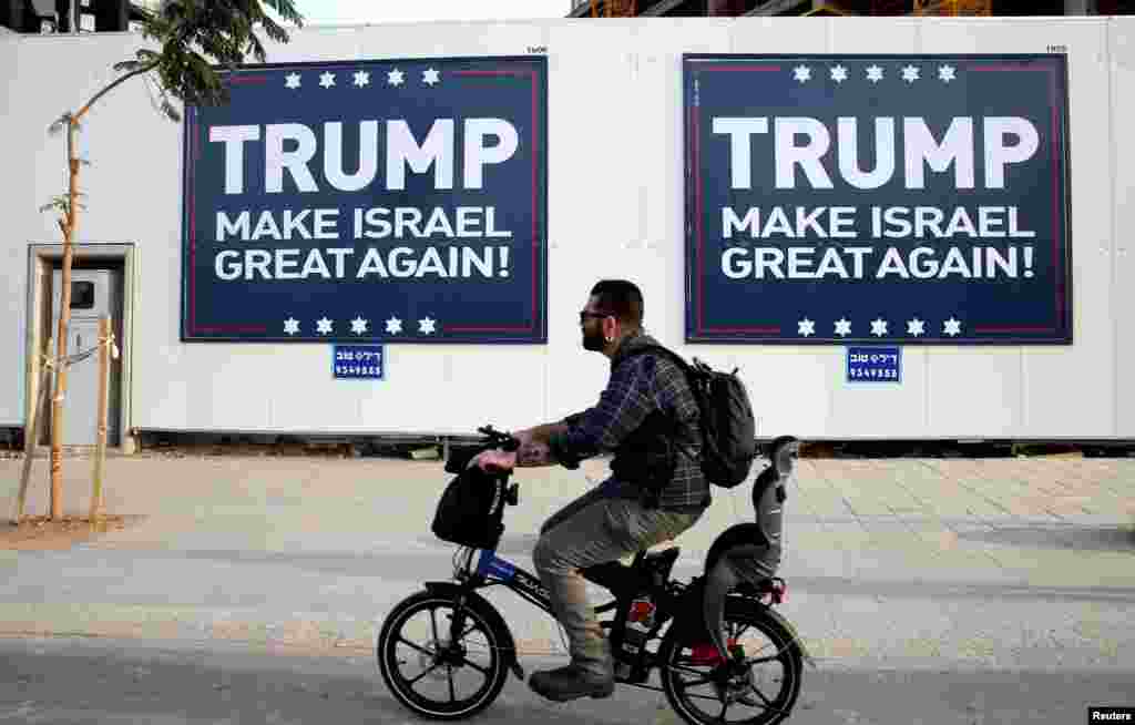 Seorang pria Israel naik motor melewati poster Presiden-terpilih Donald Trump di Tel Aviv, Israel bertulisan: "TRUMP - Make Israel Great Again".